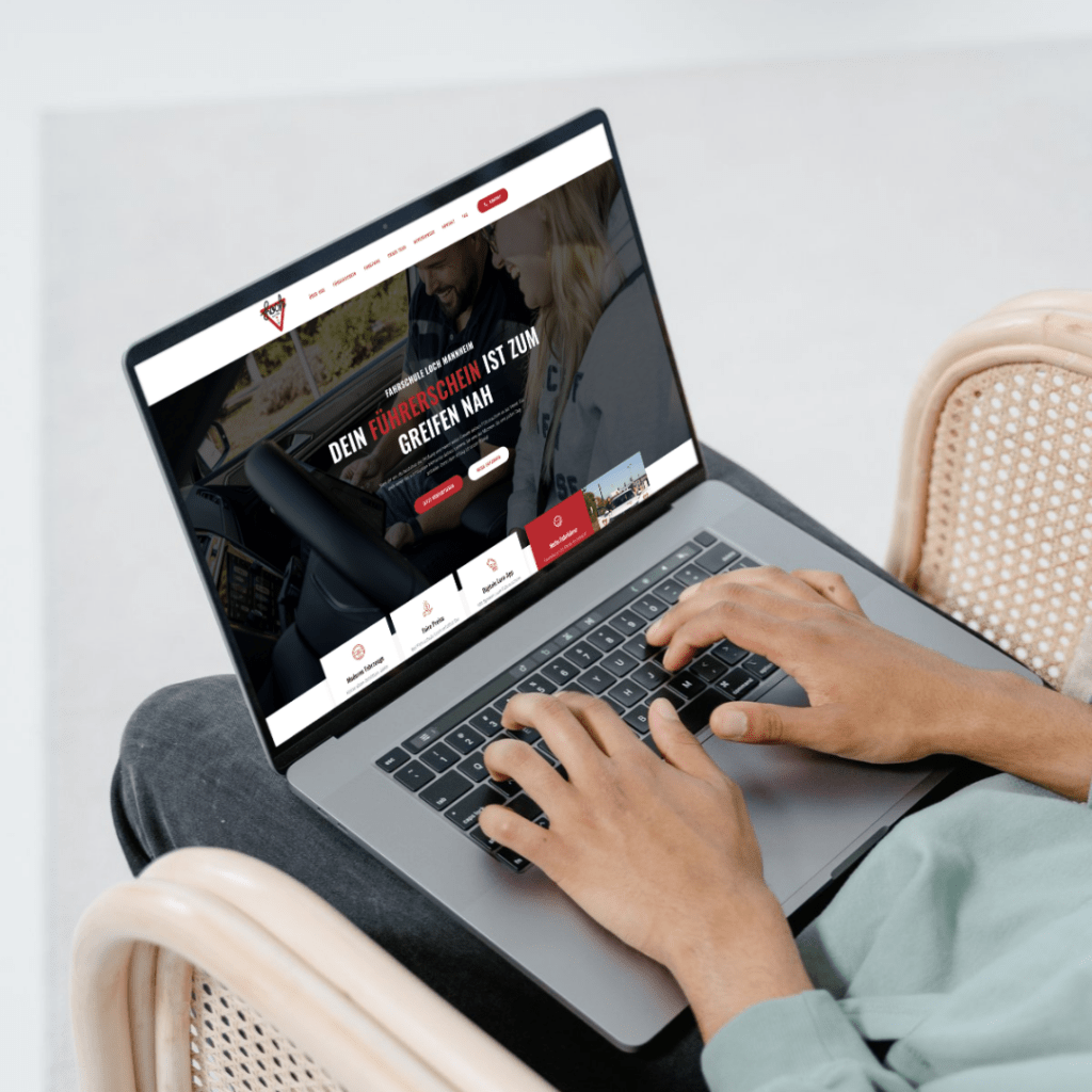 responsive website von fahrschule loch sichtbar auf laptop