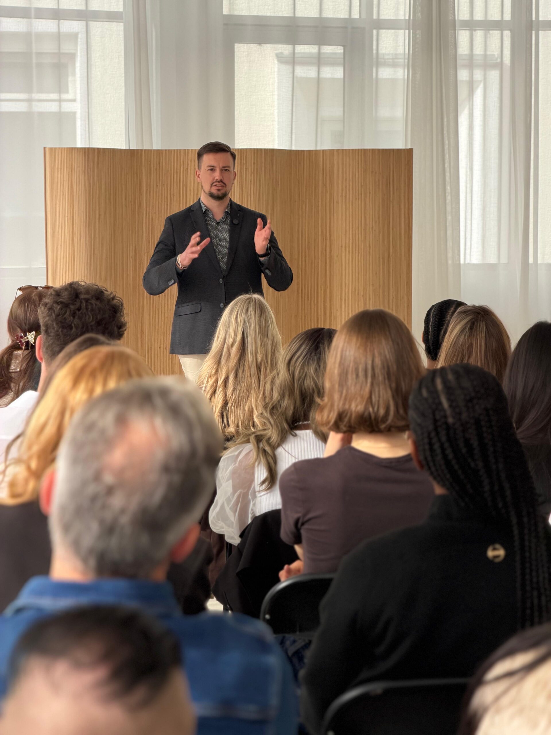 Johann Steinwand hält einen Marketingworkshop für zahlreichen Selbstständigen